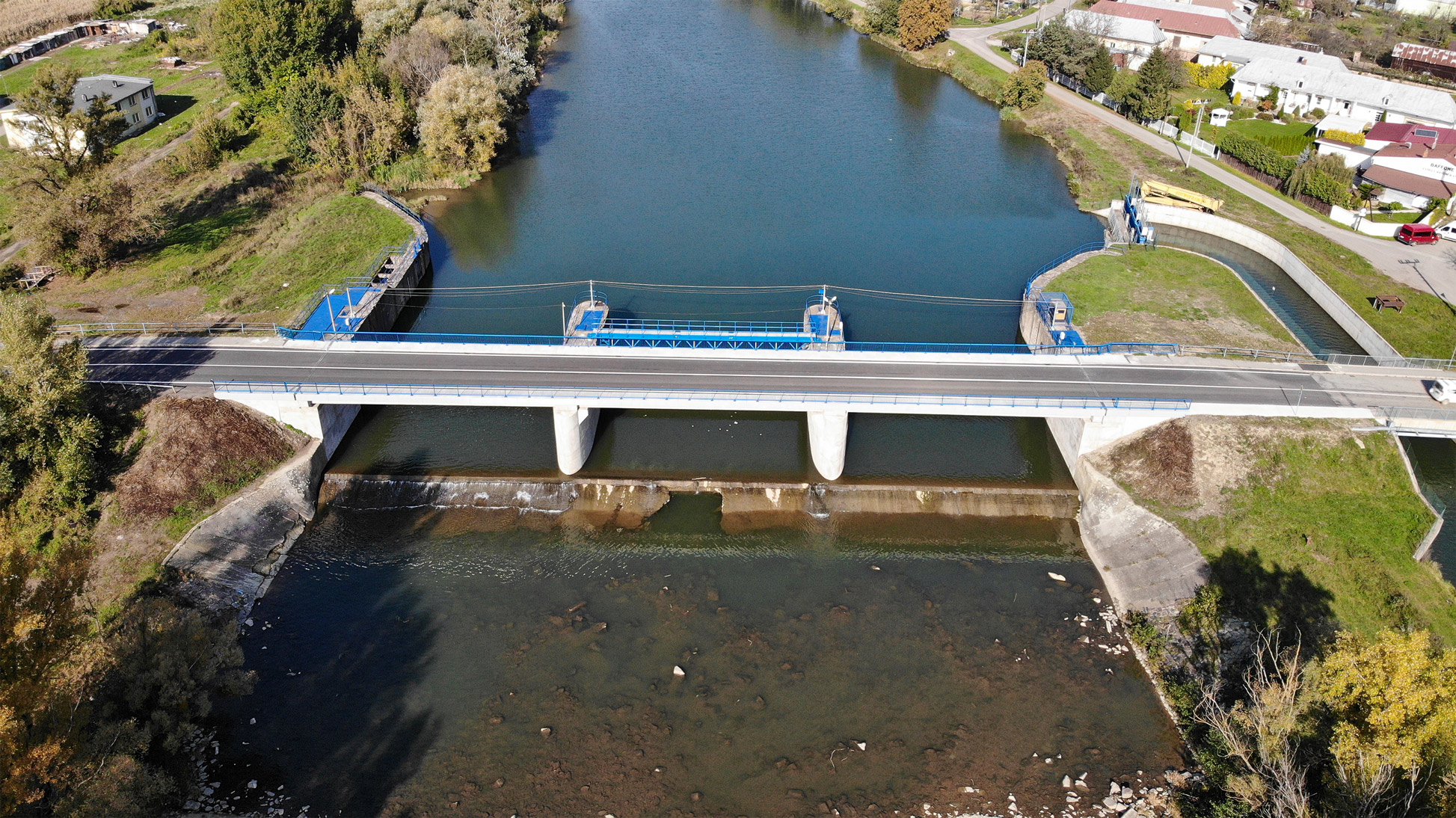 Výstavba mostov, Krivostany - Út- és hídépítés
