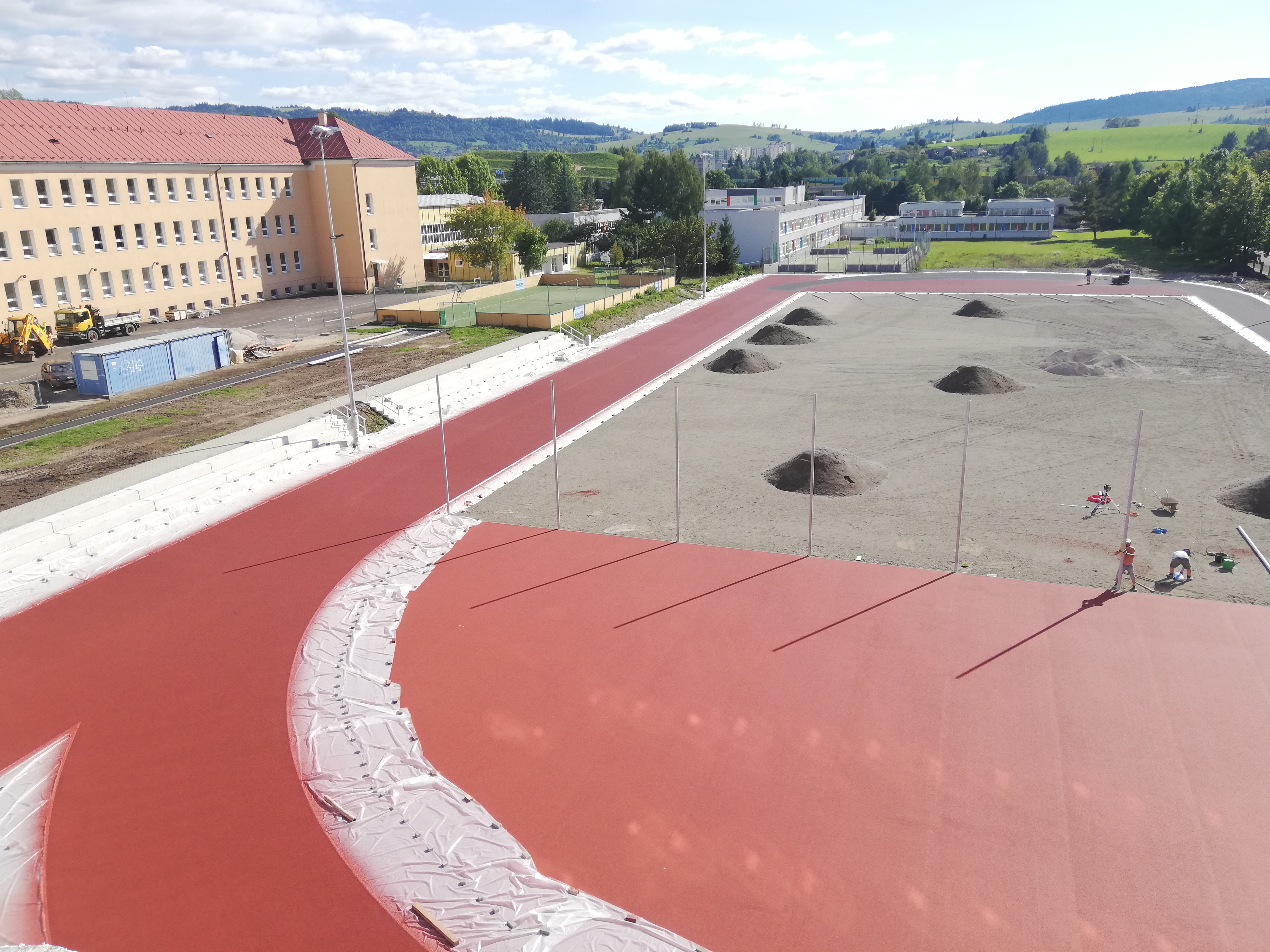 Športový areál s atletickou dráhou ul. Pionierska - Magasépítés