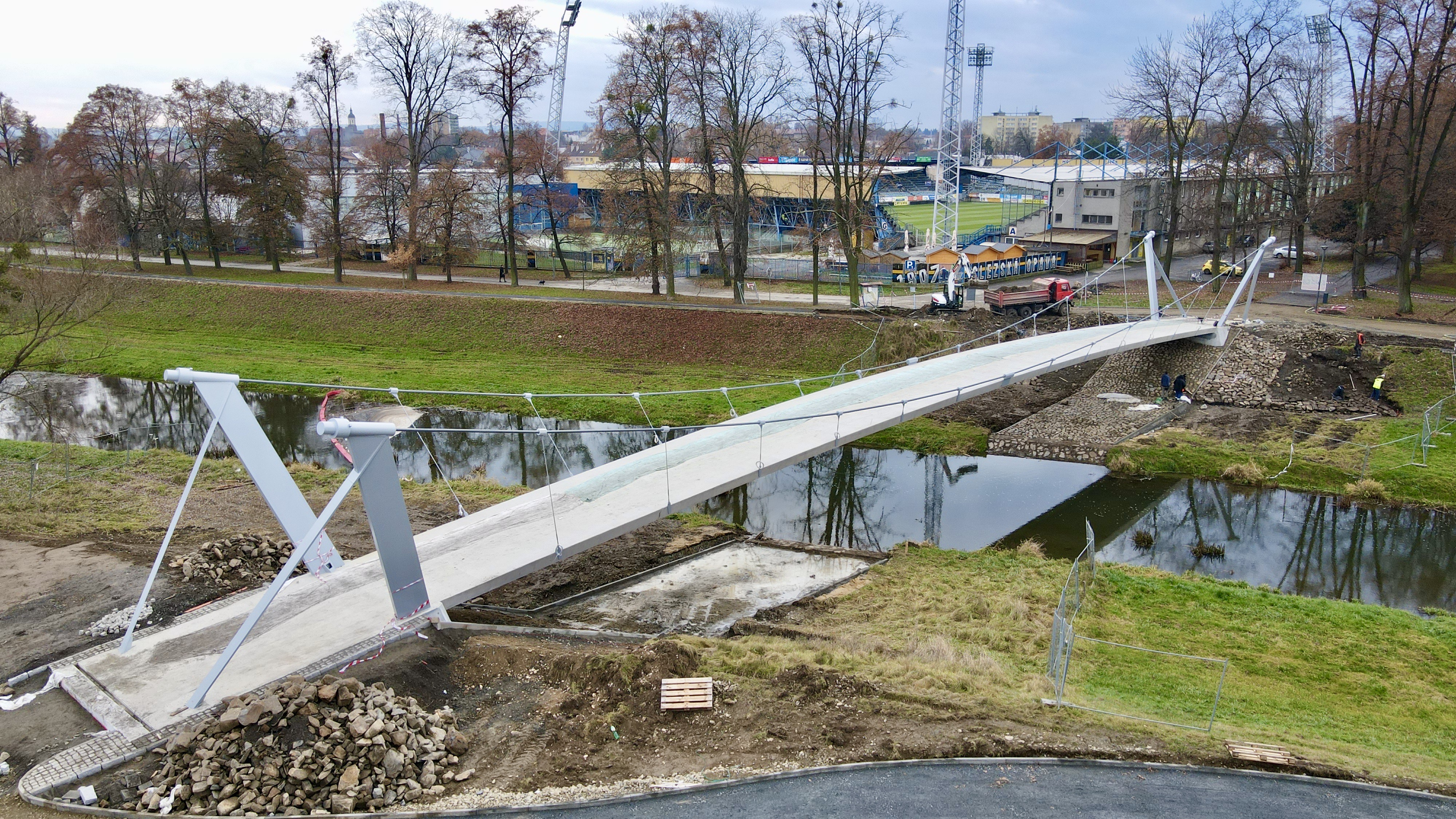 Opava – novostavba lávky přes řeku Opavu - Út- és hídépítés