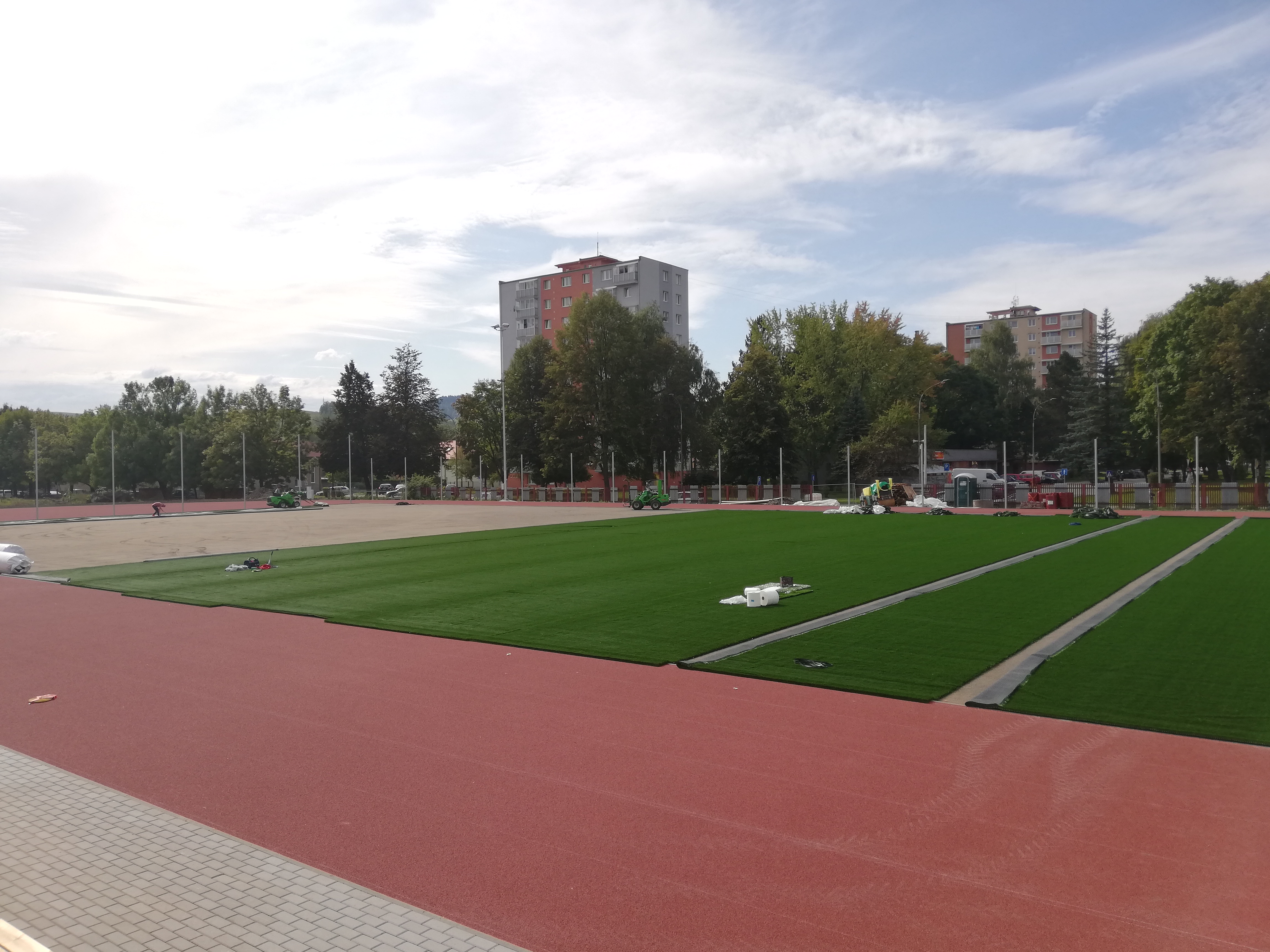 Športový areál s atletickou dráhou ul. Pionierska - Magasépítés